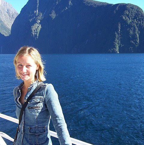 Julia Reynolds Photo 42