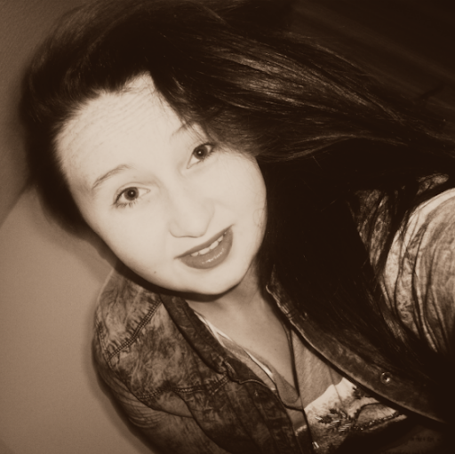 Laura Close Photo 10