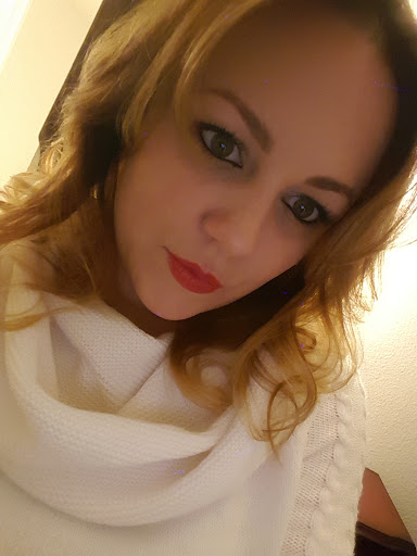 Stephanie Barnes Photo 20