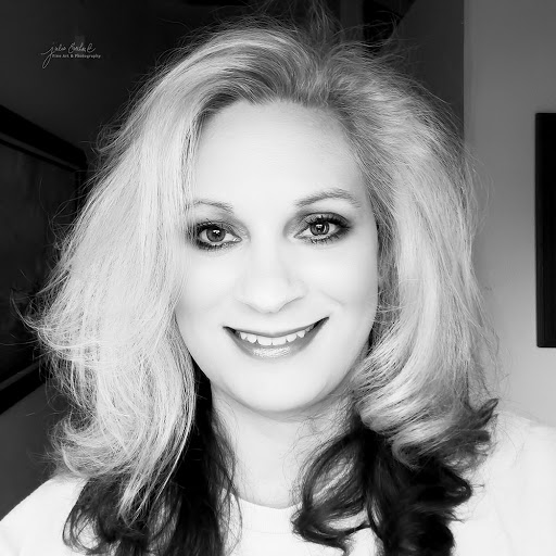 Julie Everhart Photo 13