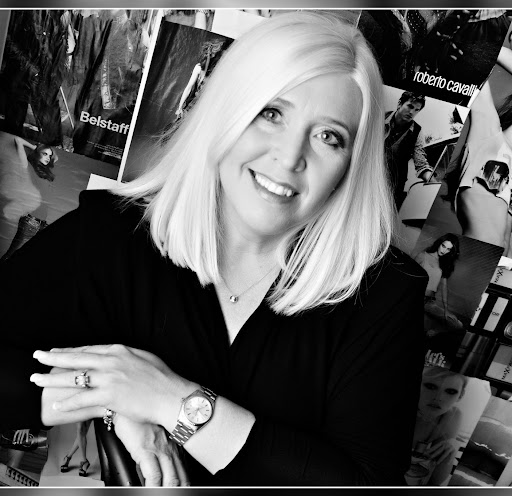 Julie Holmes Photo 41