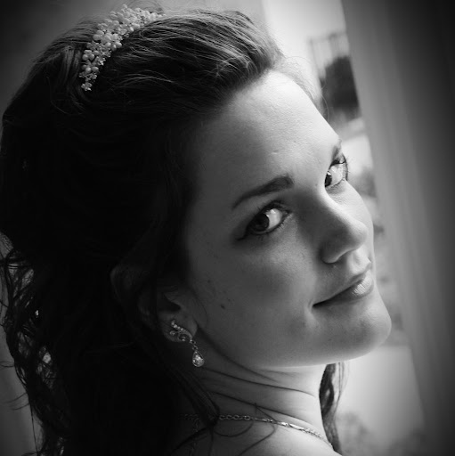 Laura Colvin Photo 17