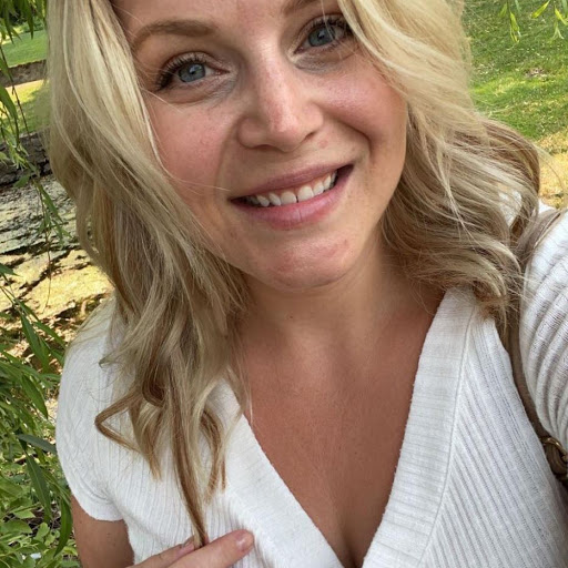 Amanda Lockhart Photo 35