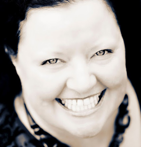 Julie Lowe Photo 33