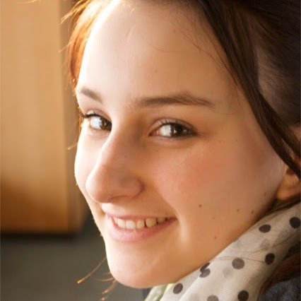Laura Schulze Photo 27