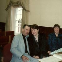 Julie Holmes Photo 23