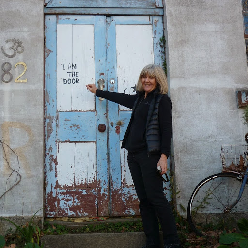 Elizabeth Hirst Photo 22
