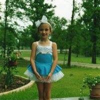 Sara Fruge Photo 1