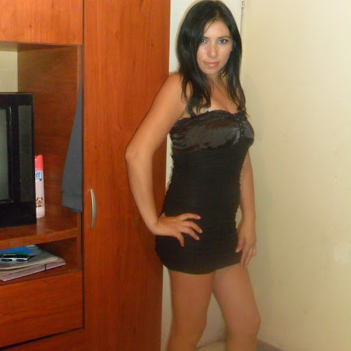 Elizabeth Urbina Photo 14