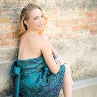 Danielle Larsen Photo 37