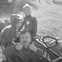 Sarah Andrews Photo 14