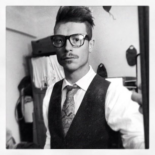 Billy Howell Photo 10