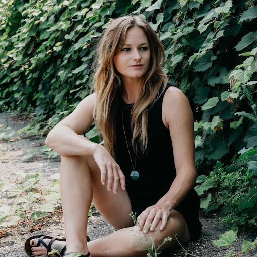 Elizabeth Arnold Photo 16