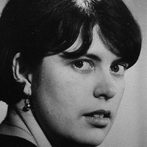 Julie Fuller Photo 13