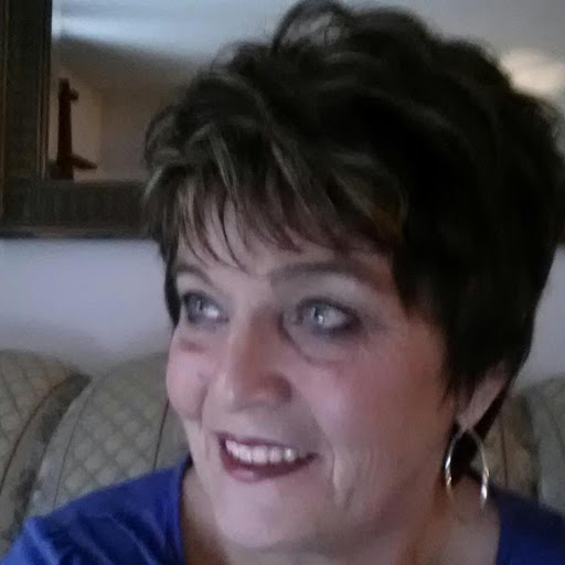 Caroline Lyons Photo 37