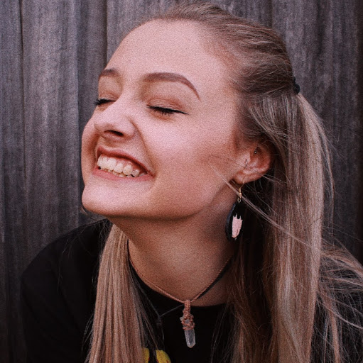 Sydney Thompson Photo 17