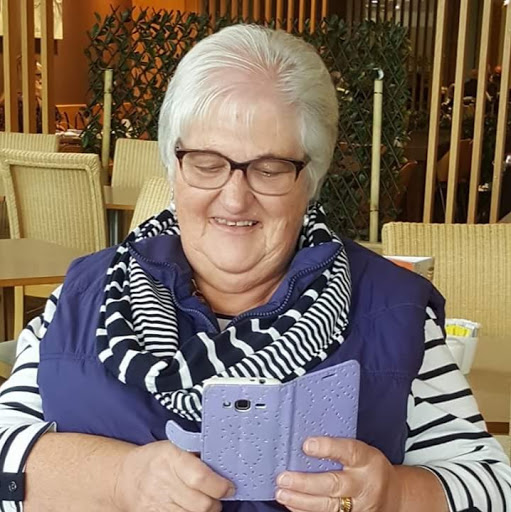 Janet Hardy Photo 17