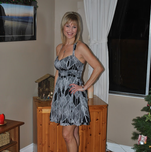Julie Holmes Photo 35