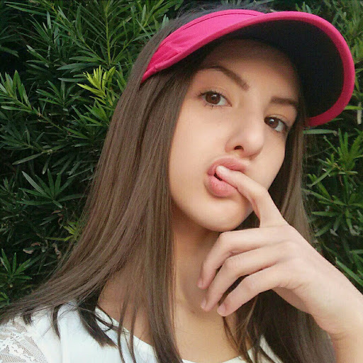 Julia Albano Photo 4