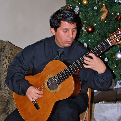 Robin Flores Photo 9