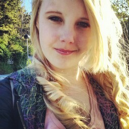Emily Larsen Photo 5