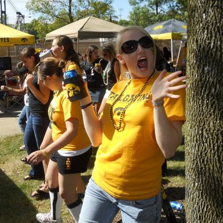 Casey Wilson Photo 35