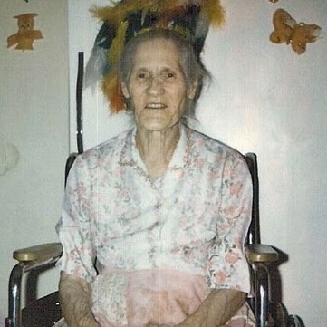 Elizabeth Brady Photo 33