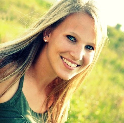 Amanda Watson Photo 29
