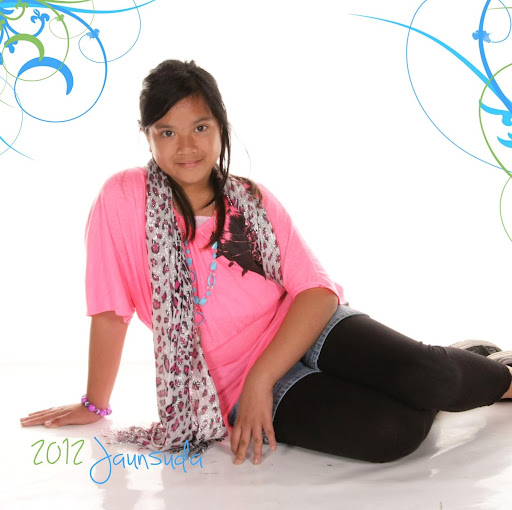 Julia Leach Photo 6
