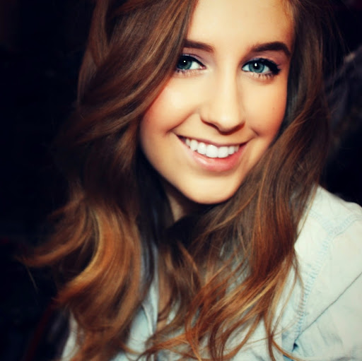 Julia Schroeder Photo 7