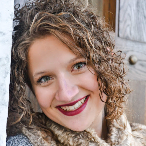 Julia Costello Photo 26