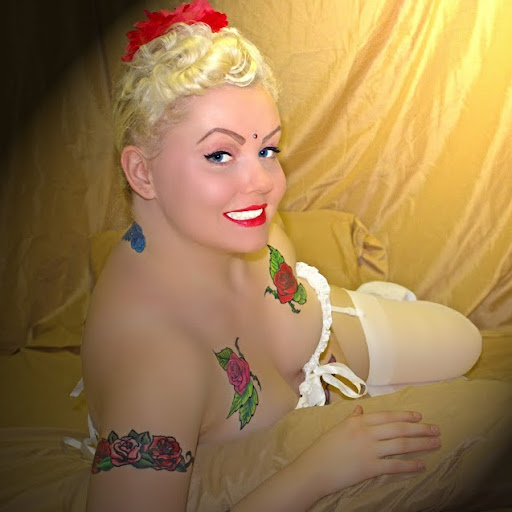 Samantha Lucas Photo 15
