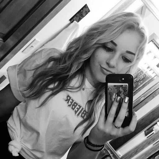 Ellie Hudson Photo 16