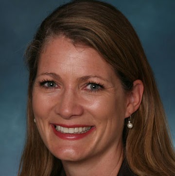 Elizabeth Lyons Photo 16