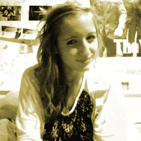 Holly Yates Photo 6
