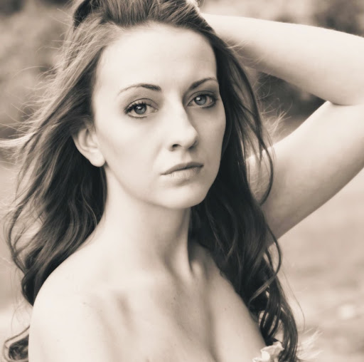 Samantha Newton Photo 8