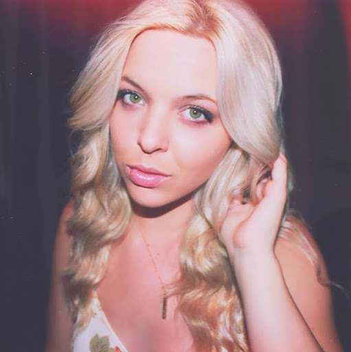 Sarah Edmondson Photo 12