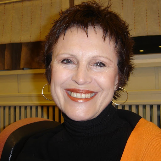 Billie Hooper Photo 13
