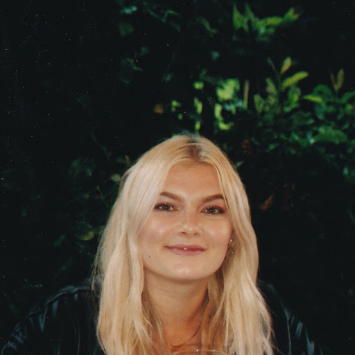 Laura Wells Photo 27