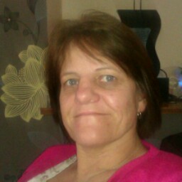 Julie Lloyd Photo 45