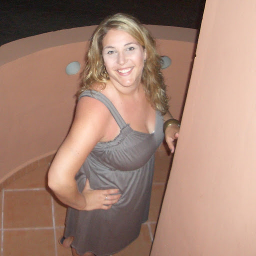 Laura Kahn Photo 18