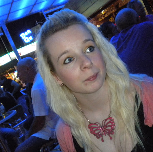 Rebecca Knox Photo 16
