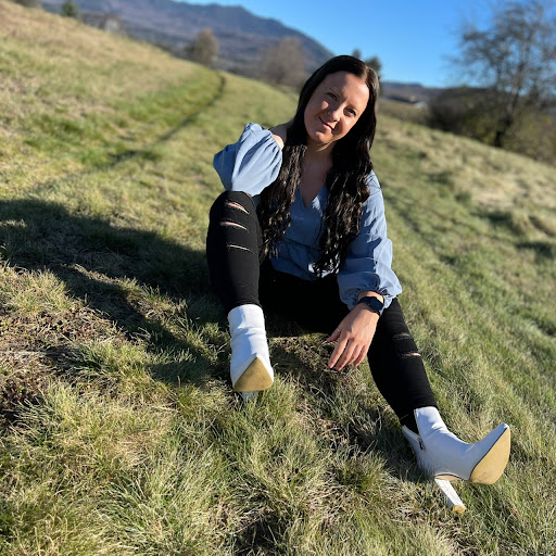 Hannah Spring Photo 6
