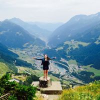Beth Halliday Photo 20