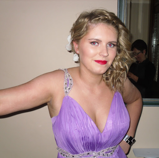 Amy Dunne Photo 13