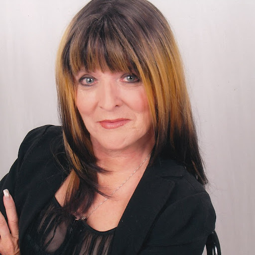 Elizabeth Dye Photo 41