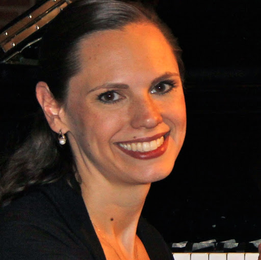 Cara Thompson Photo 30