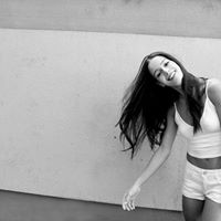 Sarah Lutz Photo 12