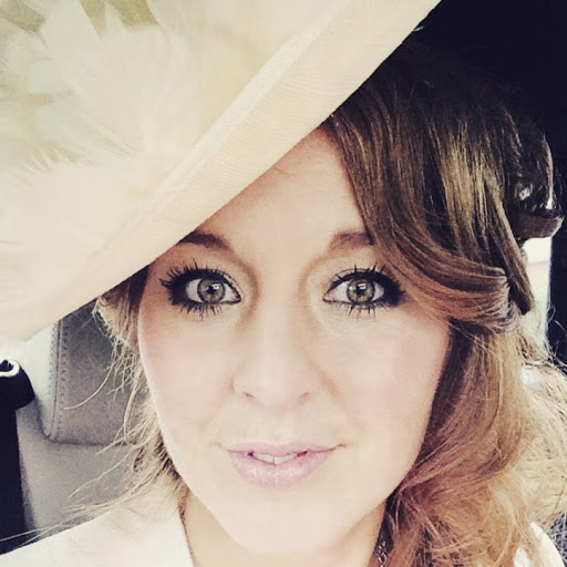 Julia Hardy Photo 35