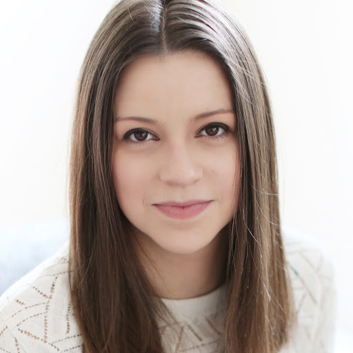 Julia Reynolds Photo 37